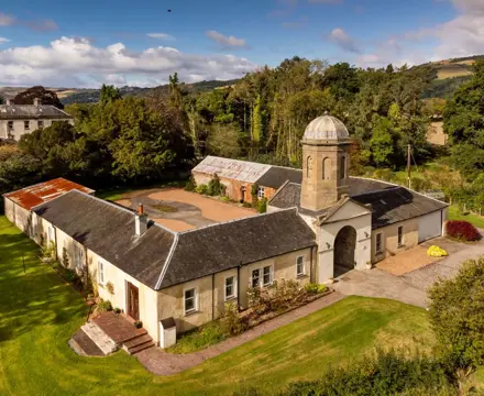 Traditional coach house in attractive rural setting : Inchmartine Coach House 1 (Large)